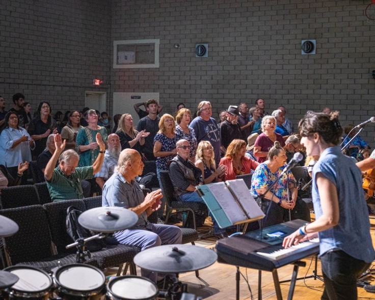 Olivet students and local Anza community members worship together during 
